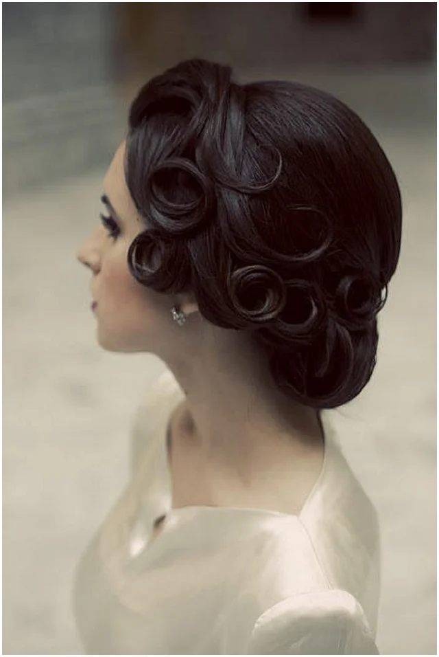 Bride with vintage finger waves in curly hair